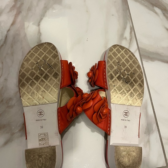 CHANEL FLORAL RED SLIDES - Picture 4 of 5